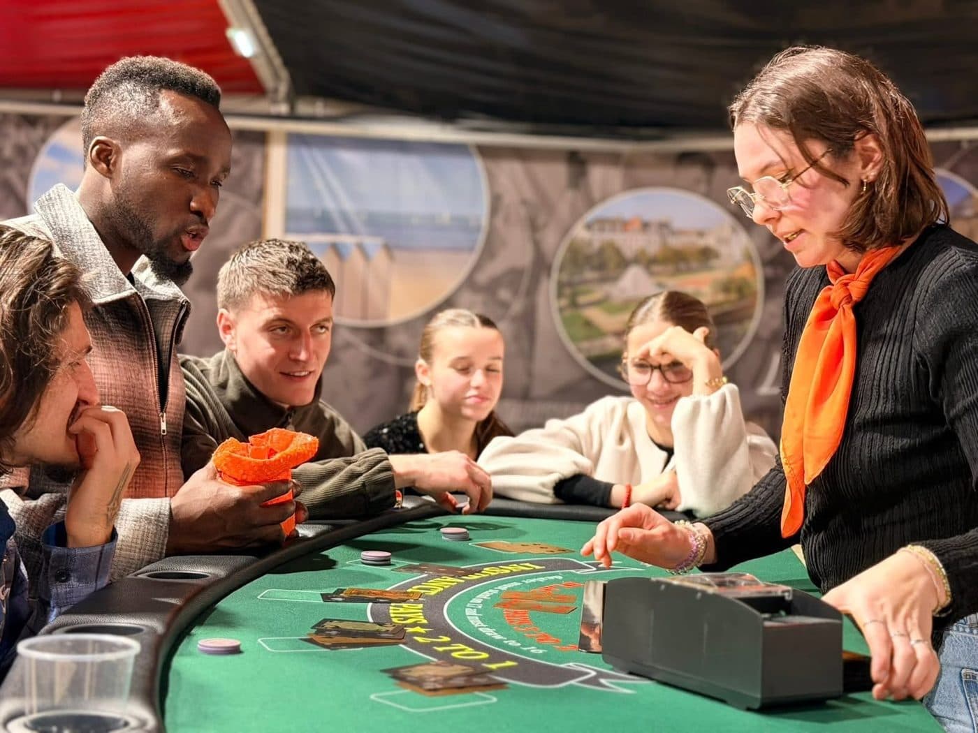 Soirée casino entre collègues autour d'une table de jeu.